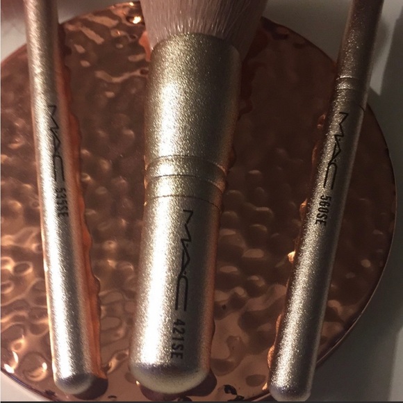 MAC LIMITED EDITION SNOWBALL MINI BRUSH KIT💕 - Picture 2 of 5